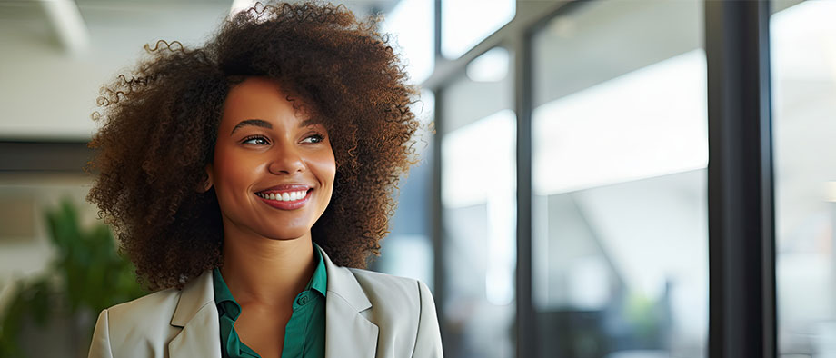 FidEquin, jeune femme noire coupe afro qui regarde à travers une vitre, logo cabinet Collet & Associés