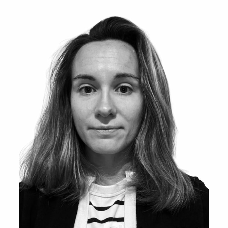 Fid'Equin : Photo en noir et blanc d'une femme qui regarde l'objectif, droit devant. Les cheveux sont carrés longs.