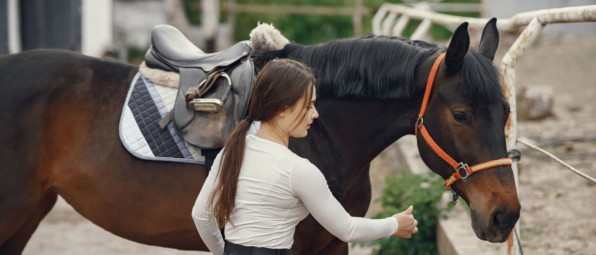 Fid'Equin : photo d'une cavalière avec son cheval.