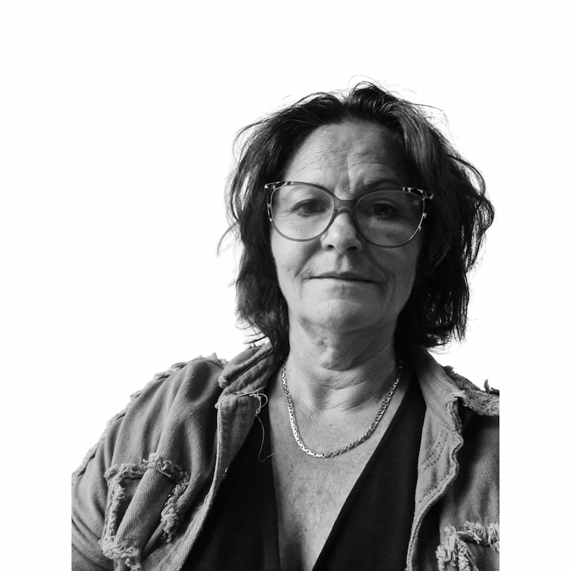 Fid'Equin : Photo en noir et blanc d'une femme qui regarde l'objectif, droit devant. Elle porte des lunettes et un collier. Les cheveux sont carrés.