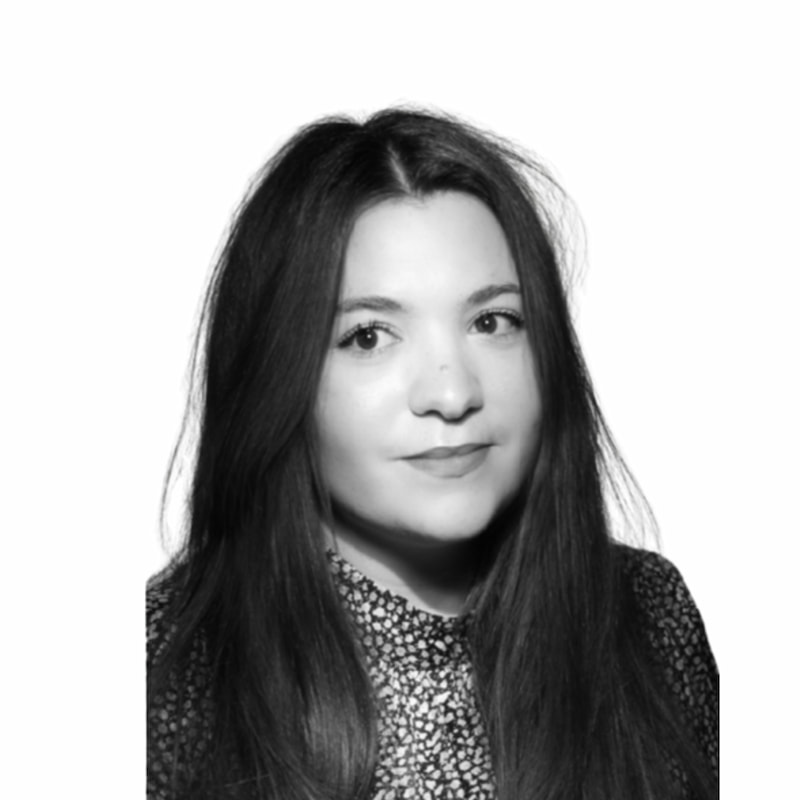 Fid'Equin : Photo en noir et blanc d'une femme qui regarde un peu sur le côté gauche. Cheveux détachés longs.