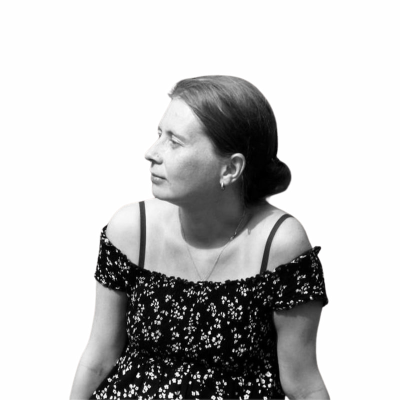 Fid'Equin : Photo en noir et blanc d'une femme qui regarde l'horizon à gauche. Cheveux attachés en chignon.